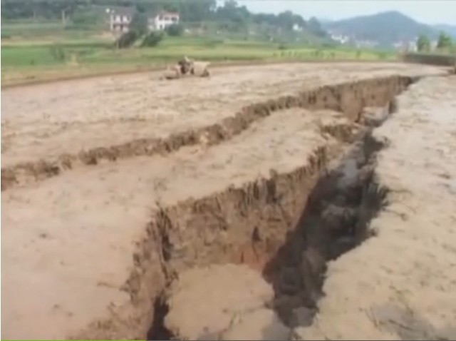 帳篷廠分享視頻：湖南雙峰“地陷”災區現場直擊